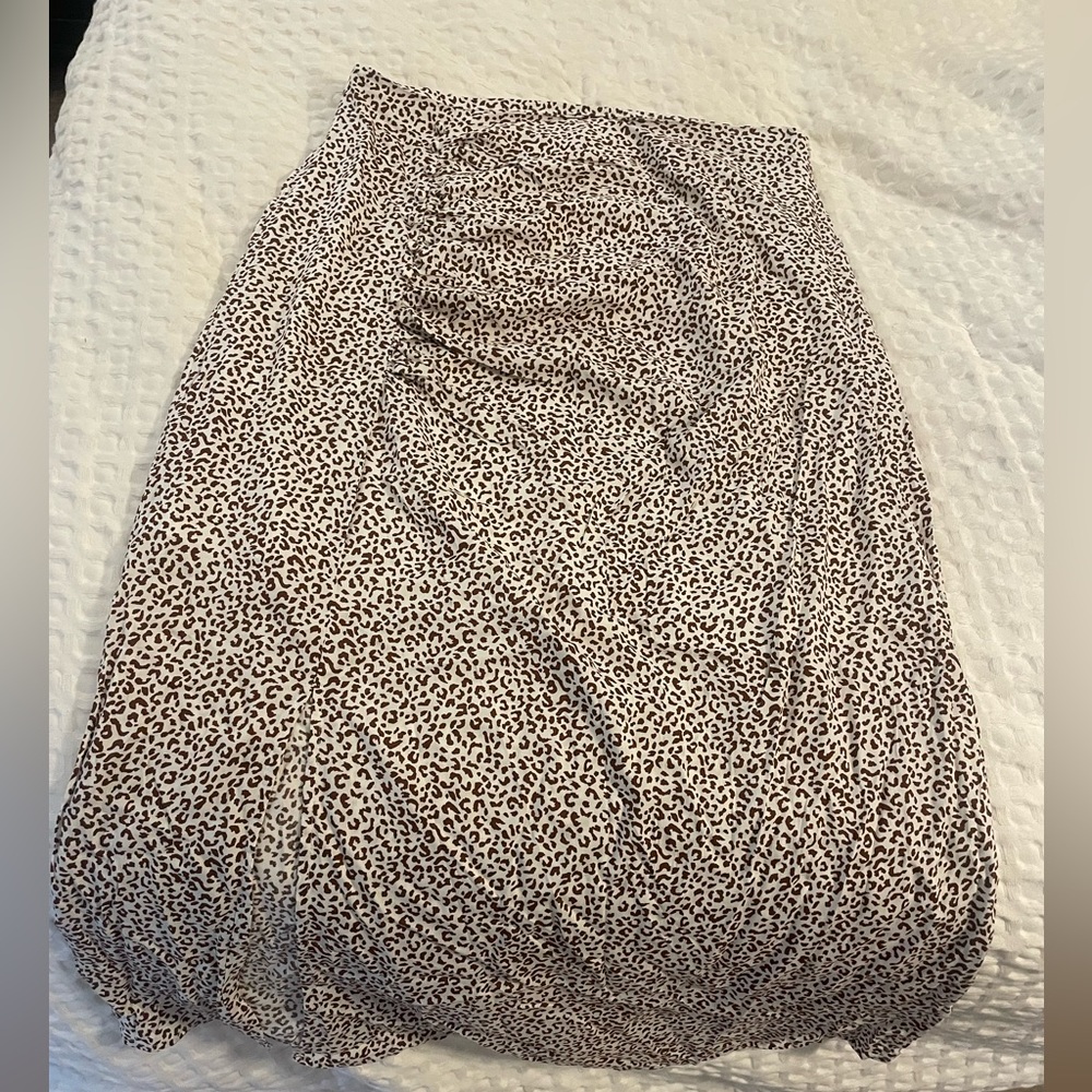 Skirt with slit in leg